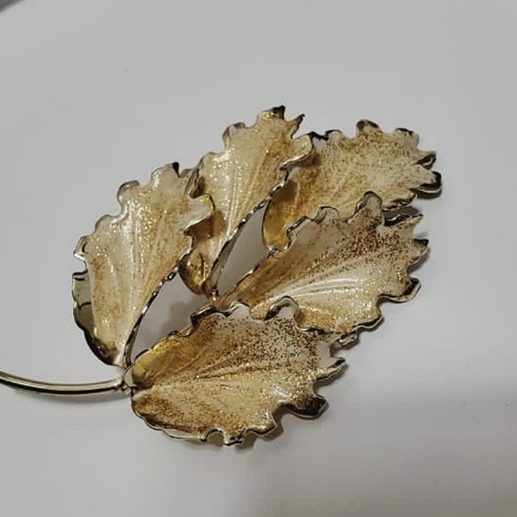 Vintage Maple Leaf Brooch Pin. 🌴 - Picture 5 of 5